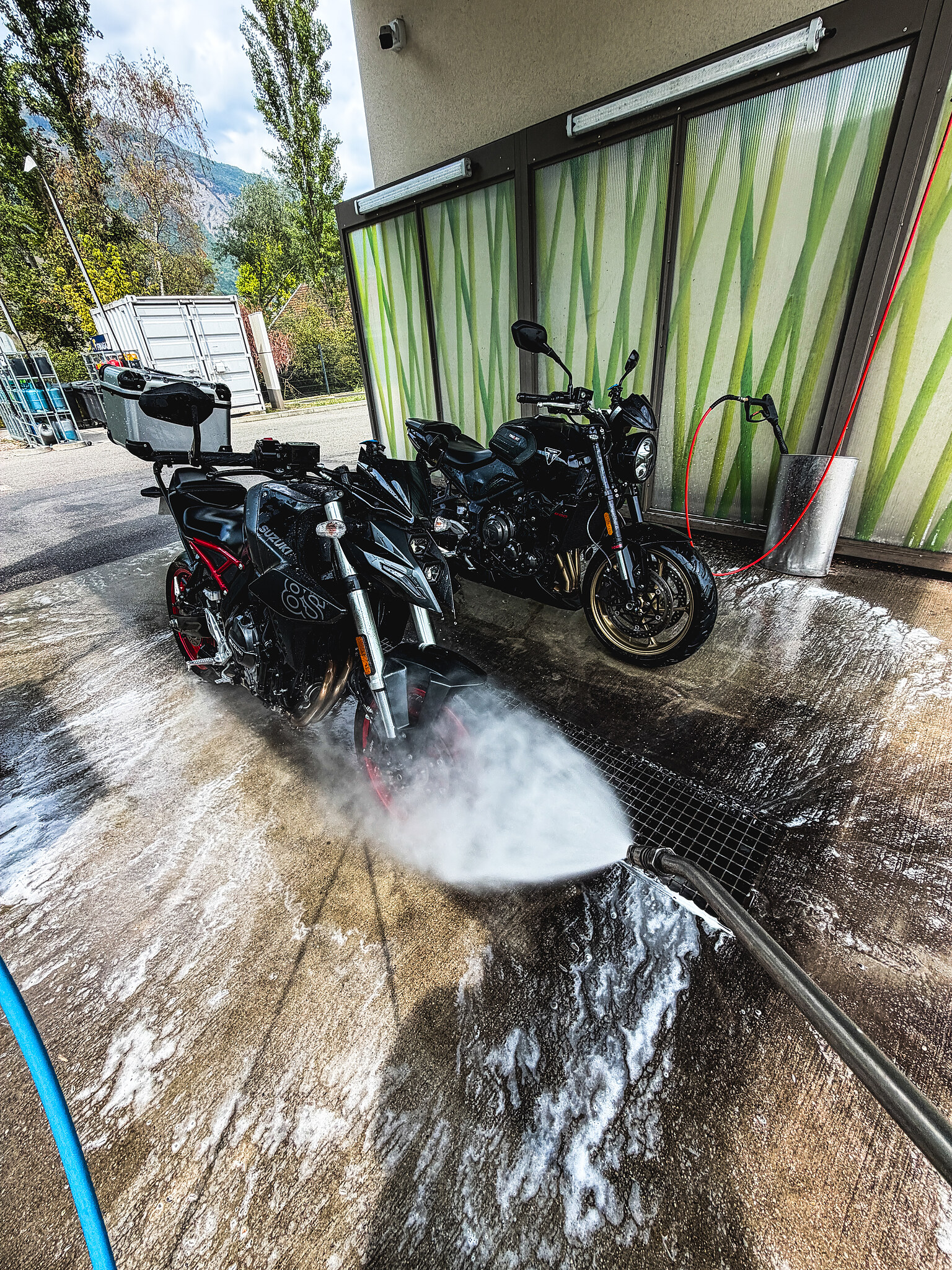 Les deux motos au nettoyeur haute pression après la balade