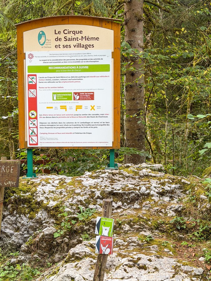 Panneau d'information à l'entrée du cirque de Saint-Même