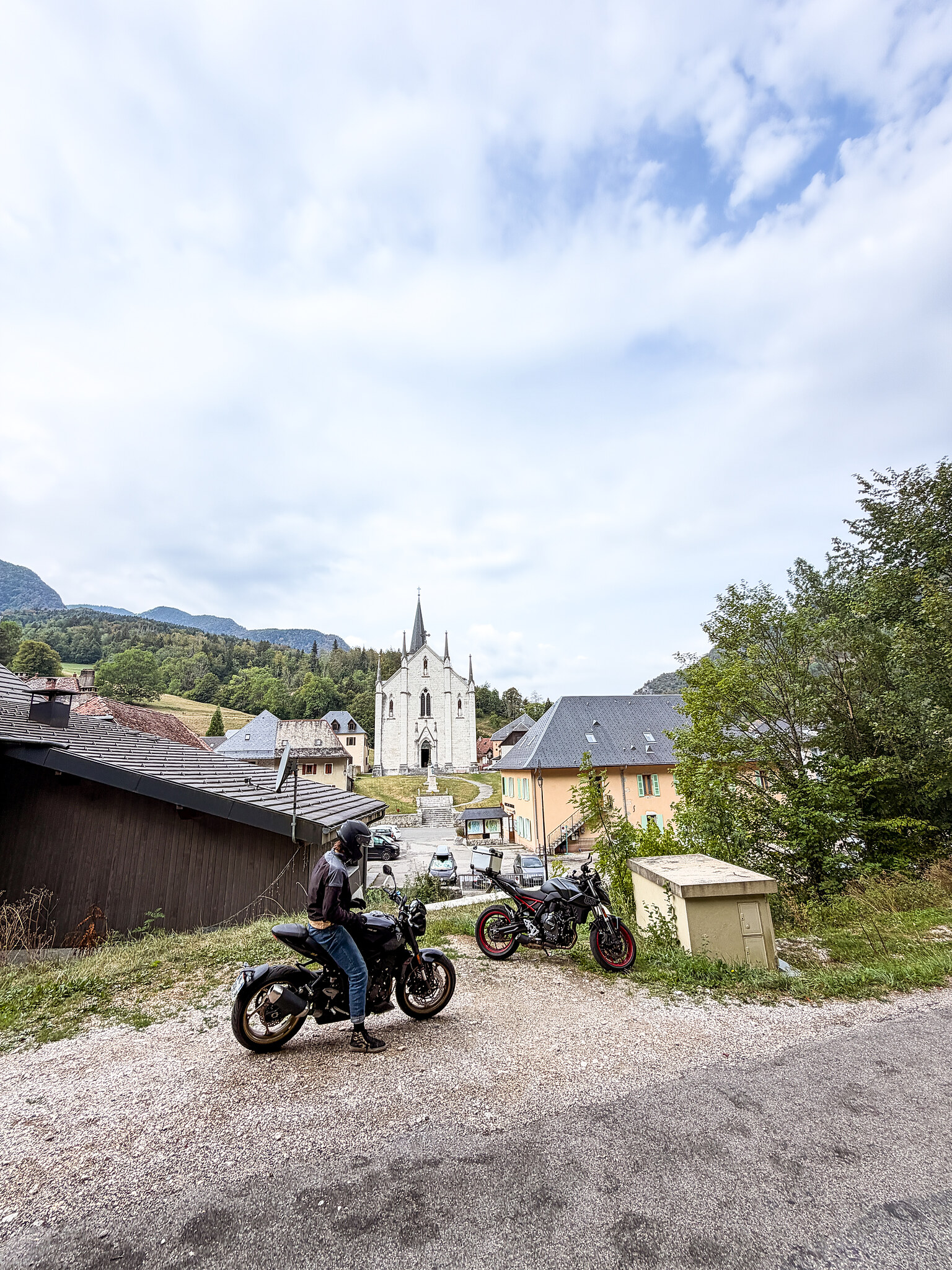 Deux motos envie2rouler à Saint-Pierre-d'Entremont, l'église du village au fond