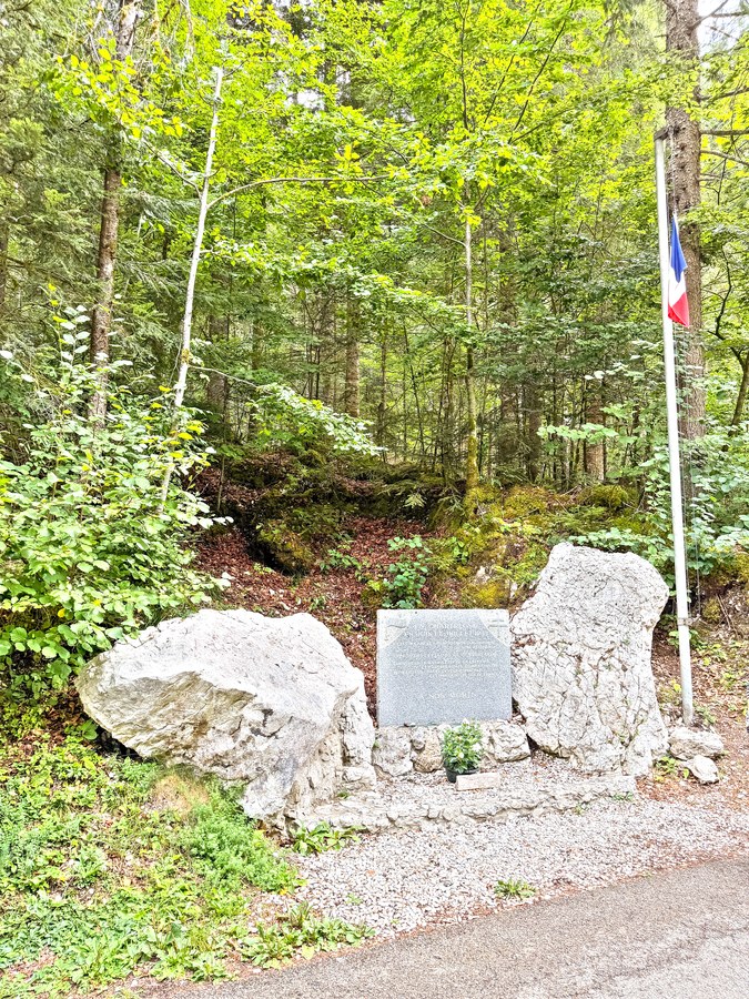 Le mémorial de la Résistance et son drapeau, à Saint-Même-d'en-Haut