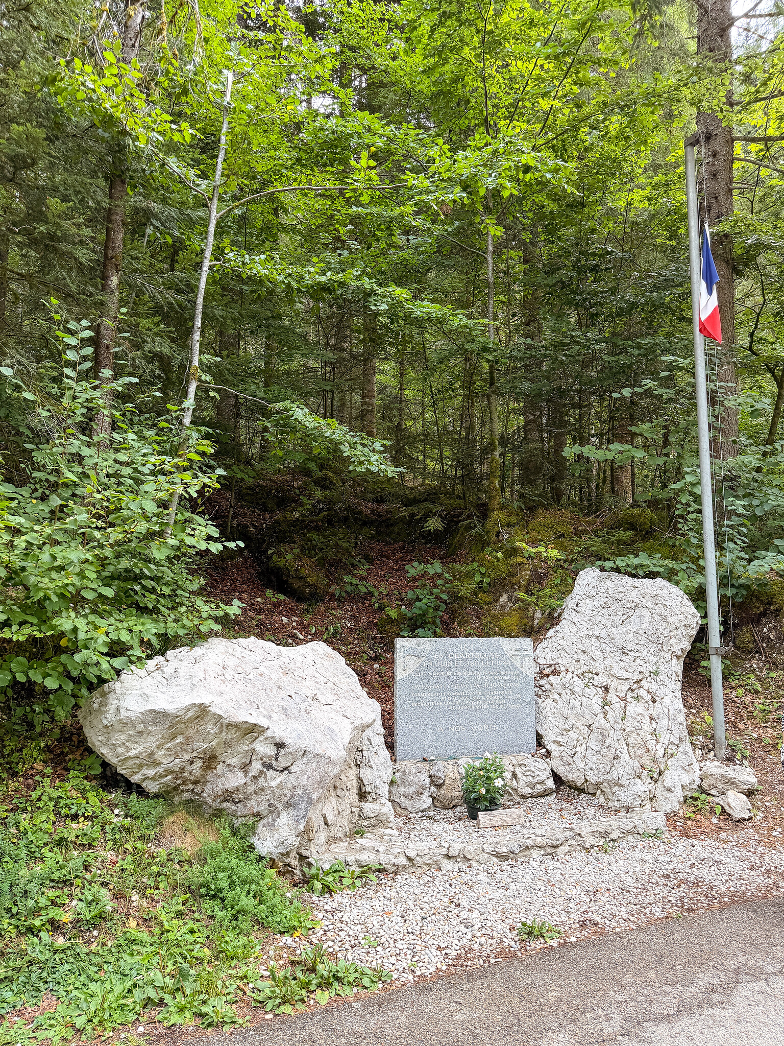Le mémorial de la Résistance et son drapeau, à Saint-Même-d'en-Haut