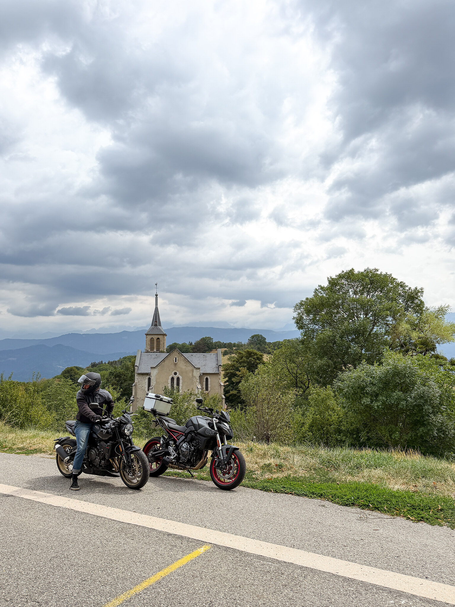 Deux motos envie2rouler sur la route des 3 Villages, au plateau des Petites Roches