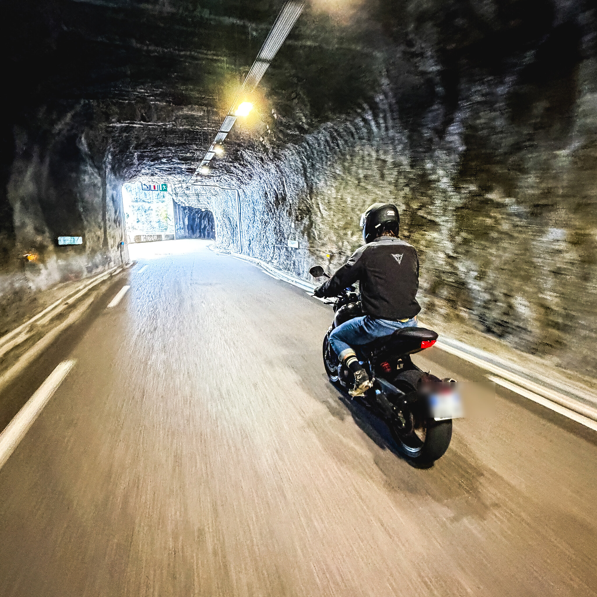 Moto en mouvement dans le tunnel de Saint-Pancrasse