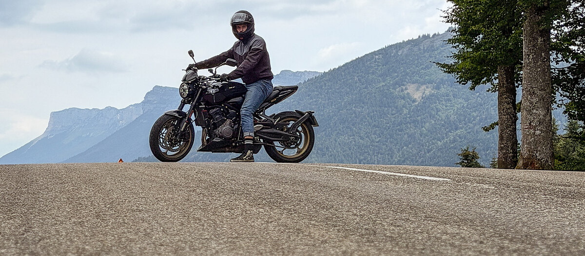 La Triumph Trident 800 de notre flotte, au cirque de Saint-Même.