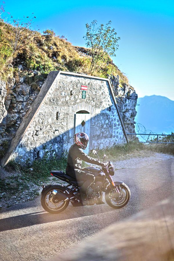 L'entrée taillée dans la pierre du fort, juste avant le belvédère
