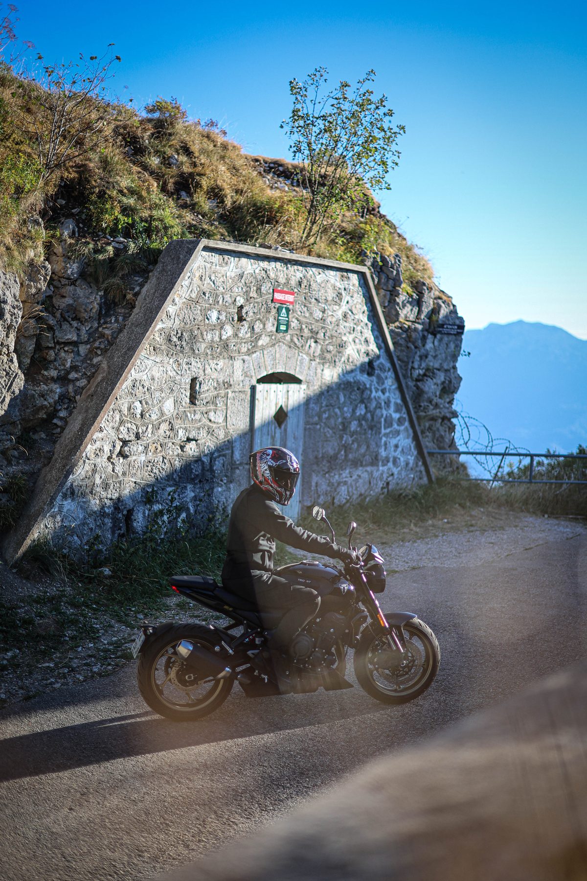 L'entrée taillée dans la pierre du fort, juste avant le belvédère