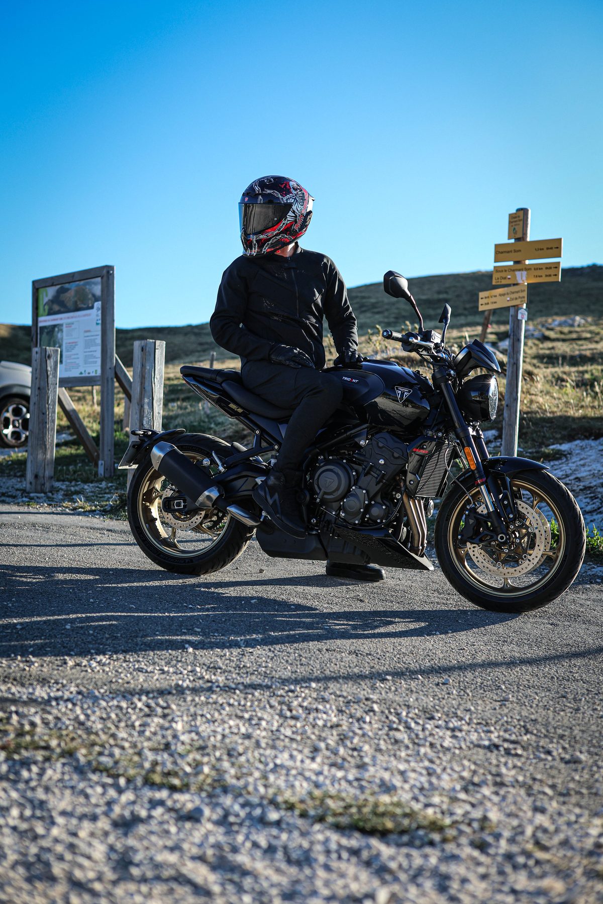 La pause aux panneaux, en haut de la route du Charmant Som
