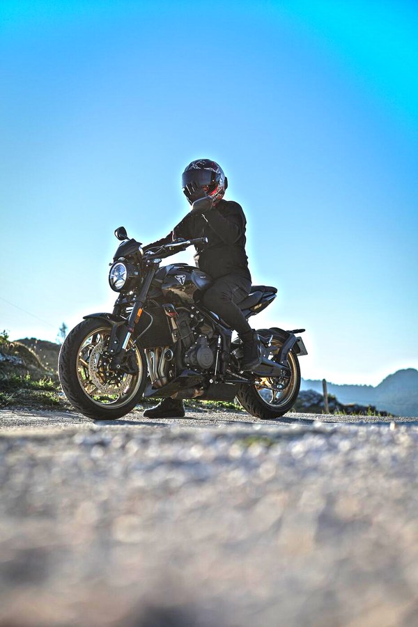 Au belvédère, la moto posée face à la vallée