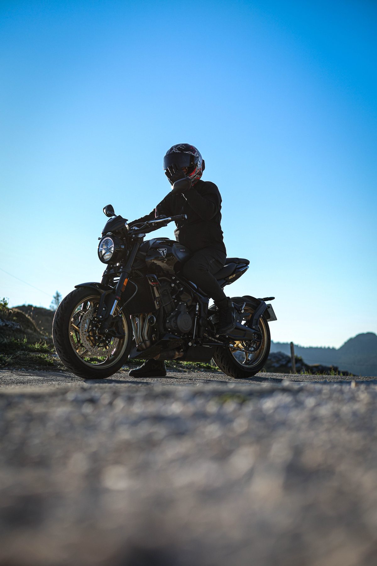 Au belvédère, la moto posée face à la vallée