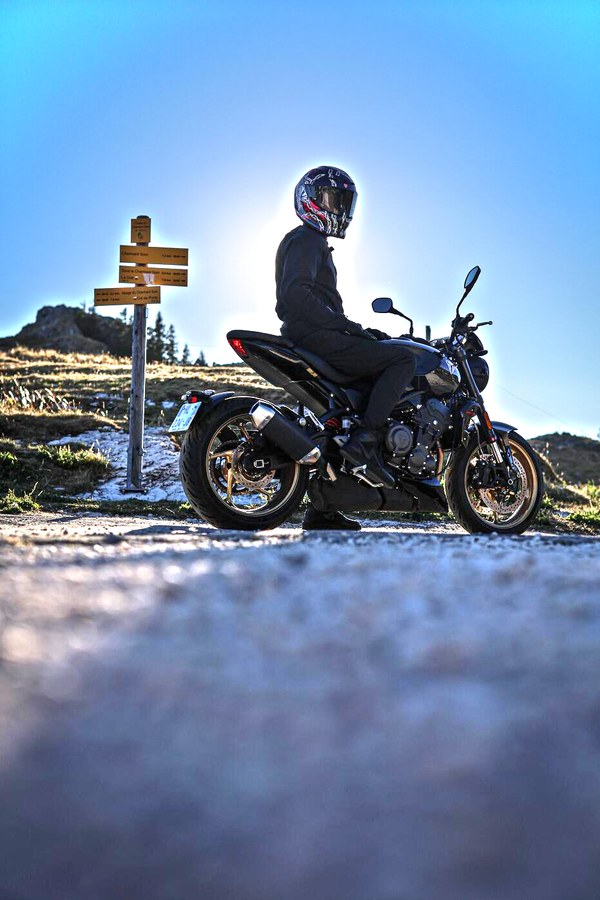 Contre-jour aux panneaux de randonnée, en haut de la route