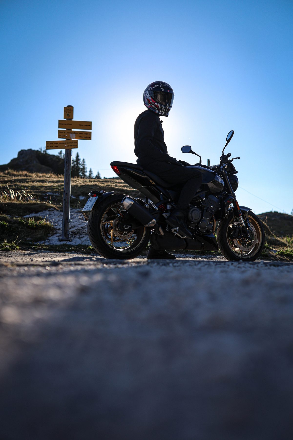 Contre-jour aux panneaux de randonnée, en haut de la route