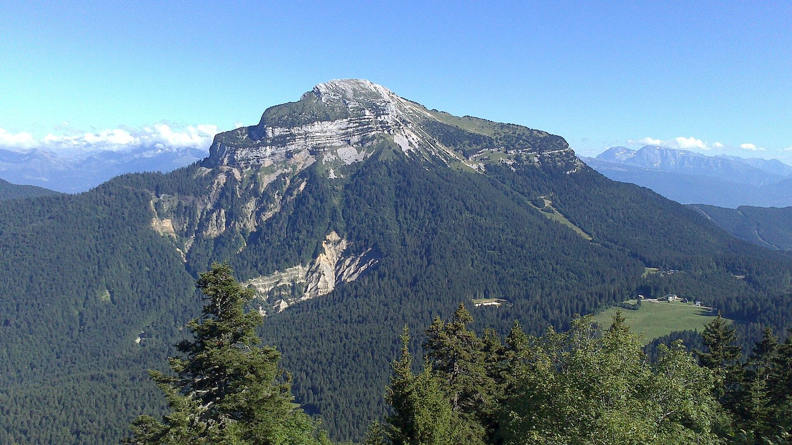 Chamechaude, le point culminant de la Chartreuse, vu depuis le Charmant Som