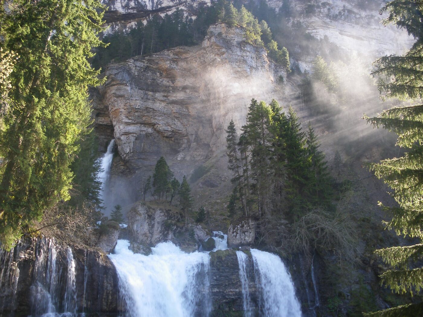 Les cascades du cirque de Saint-Même en eau, dans la lumière du matin