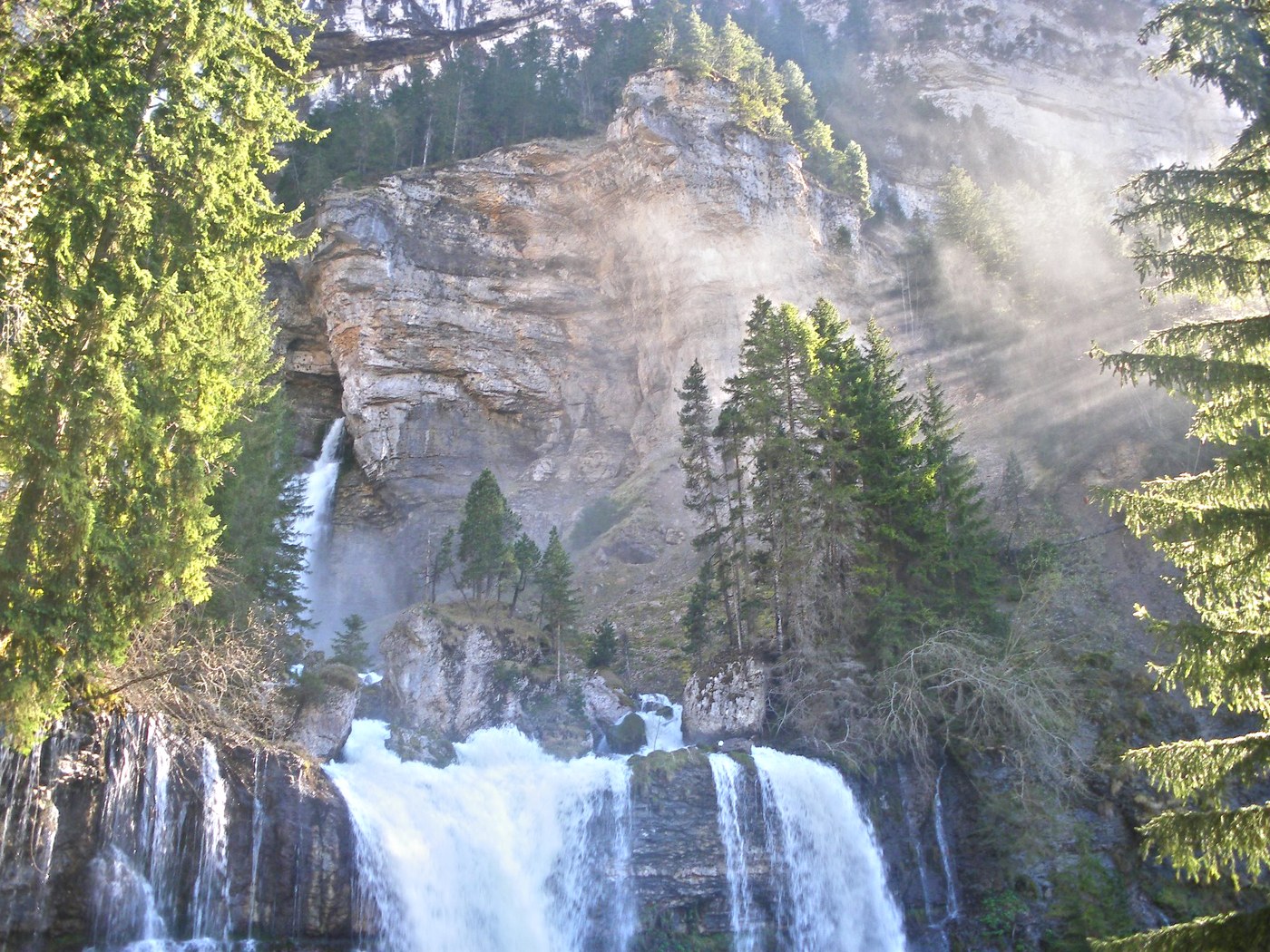 Les cascades du cirque de Saint-Même en eau, dans la lumière du matin
