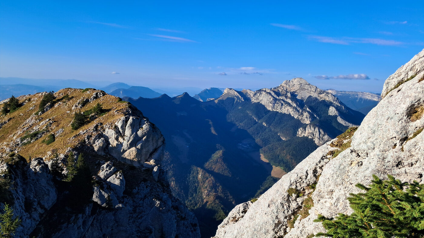 Les falaises de Chartreuse vues du sommet du Charmant Som