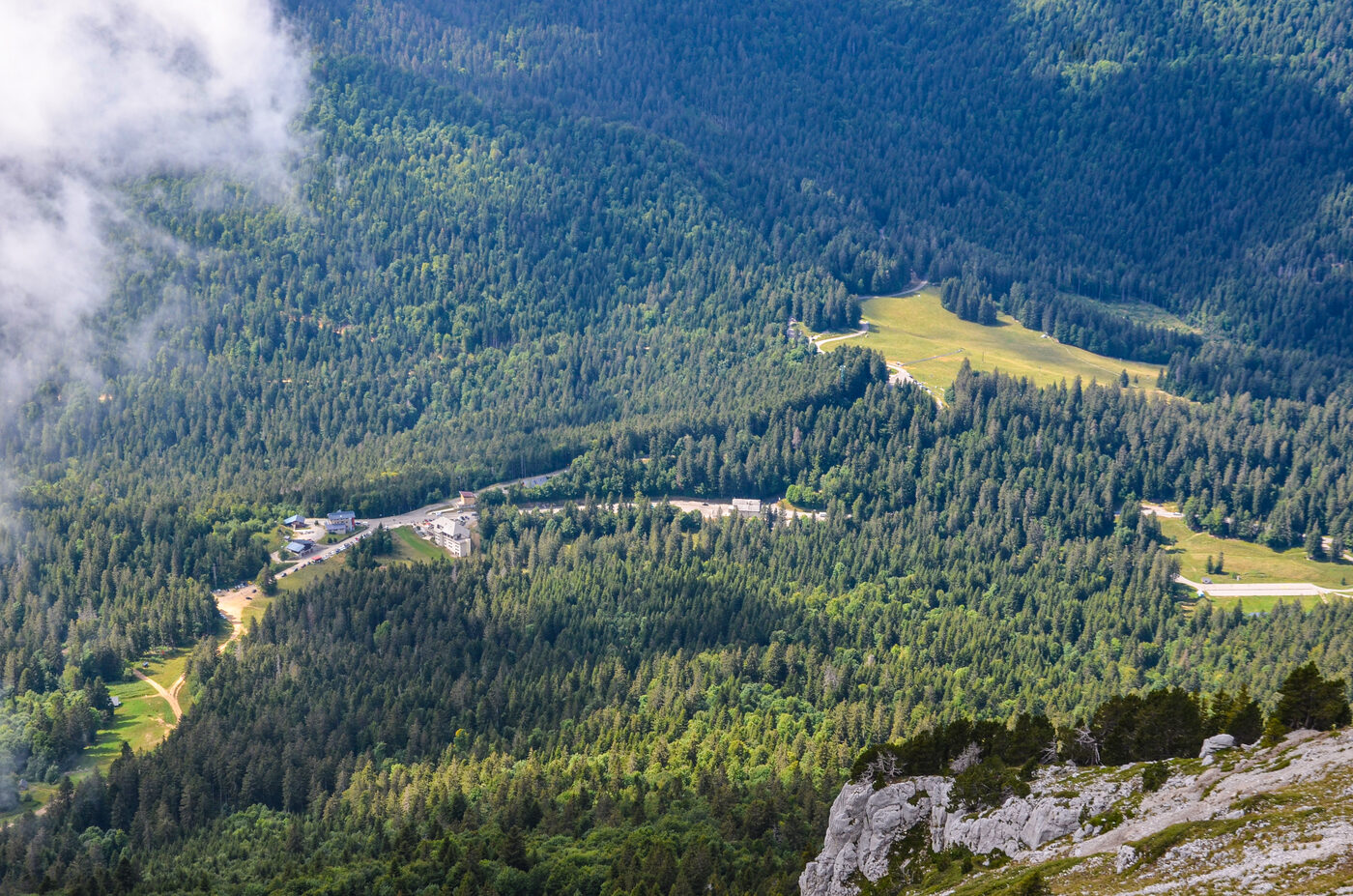 Le col de Porte vu d'en haut, la route serpentant dans la forêt