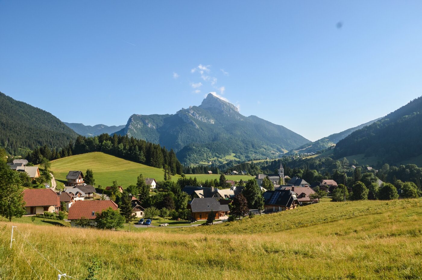 Le village de Saint-Hugues-de-Chartreuse au pied du Grand Som