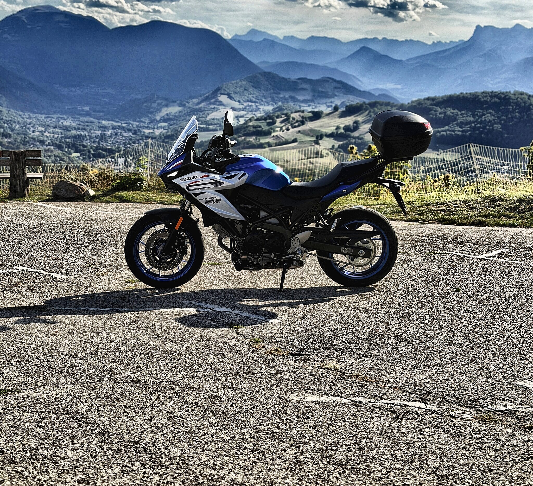 Suzuki SV-7GX bleue au belvédère du Pinet d'Uriage, face au Vercors