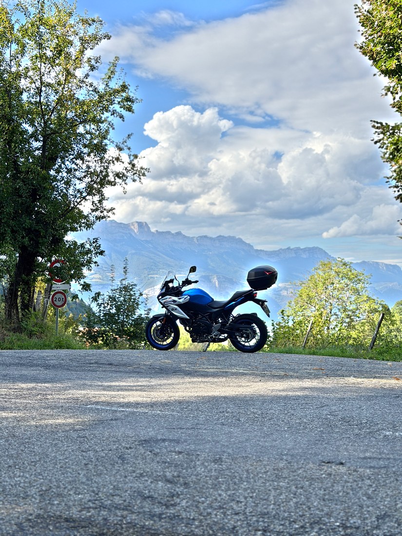 A stop in the shade on the Route du Naysord.