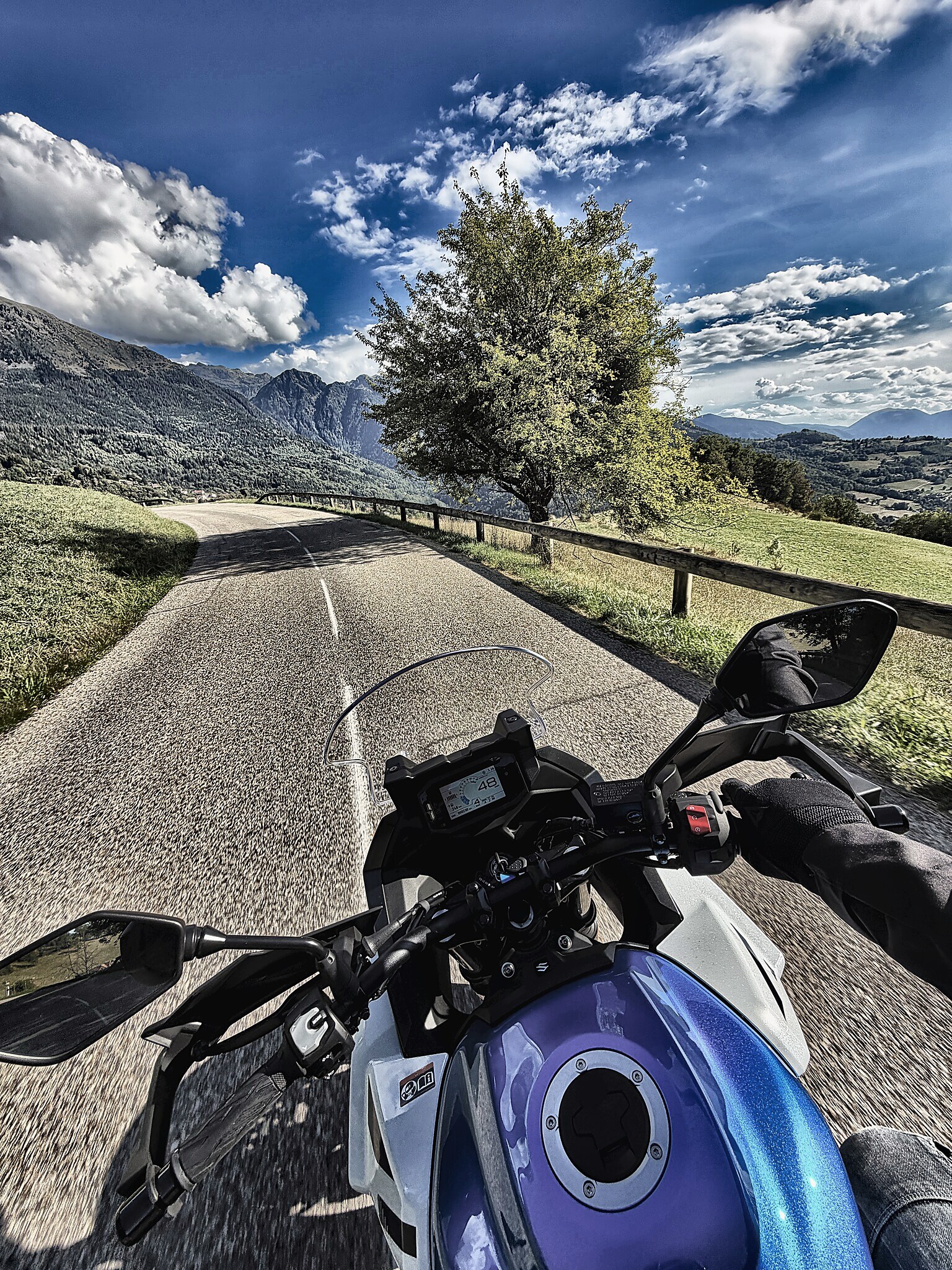 Vue du guidon de la Suzuki SV-7GX sur le balcon de Belledonne, le Grésivaudan en contrebas