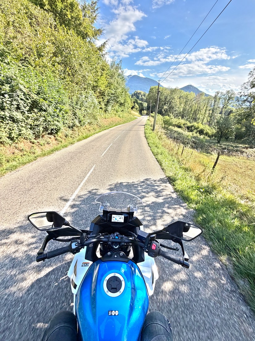Upright position, 740 mm wide handlebar.