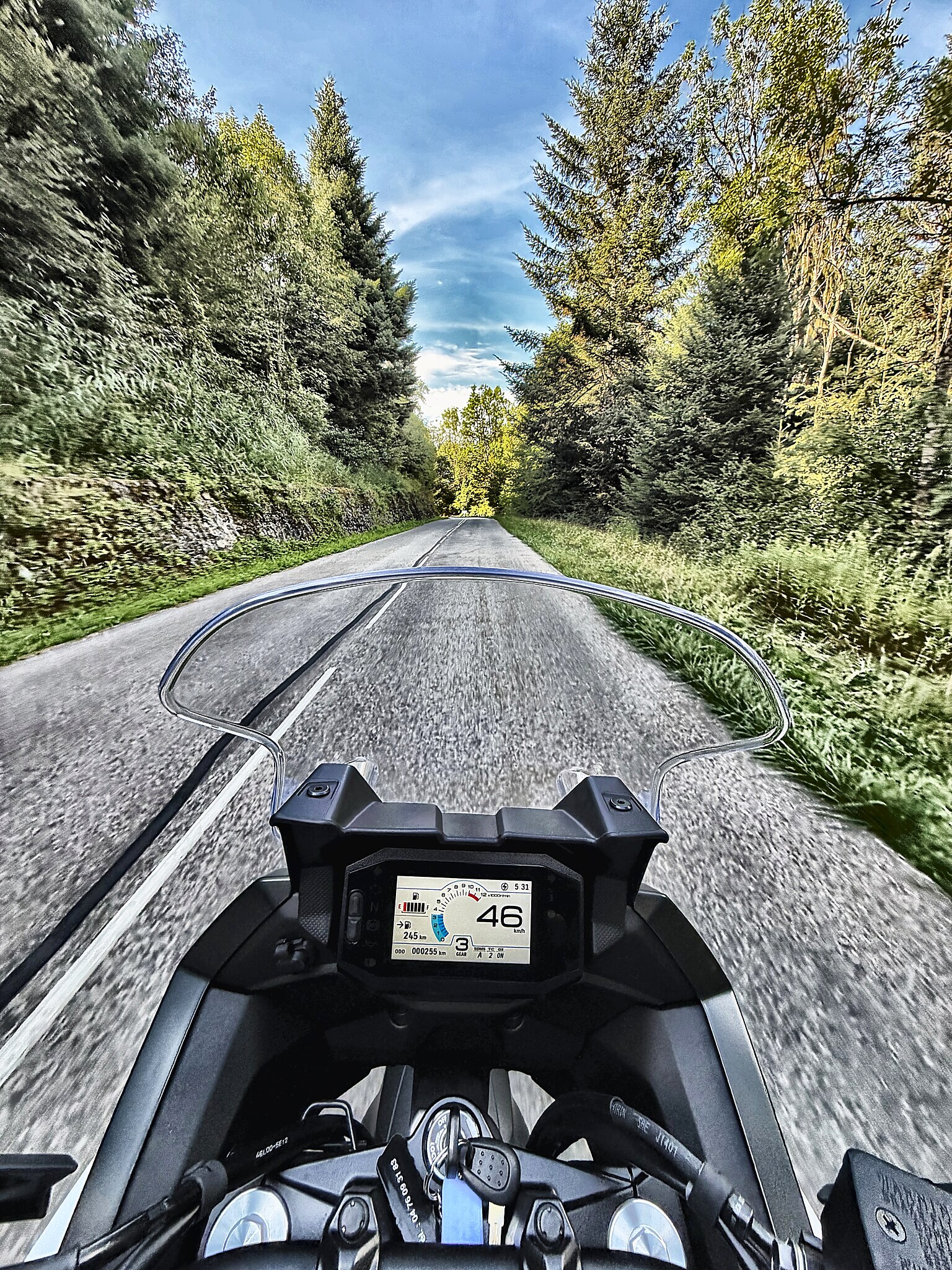 L'écran TFT reste lisible en plein soleil.