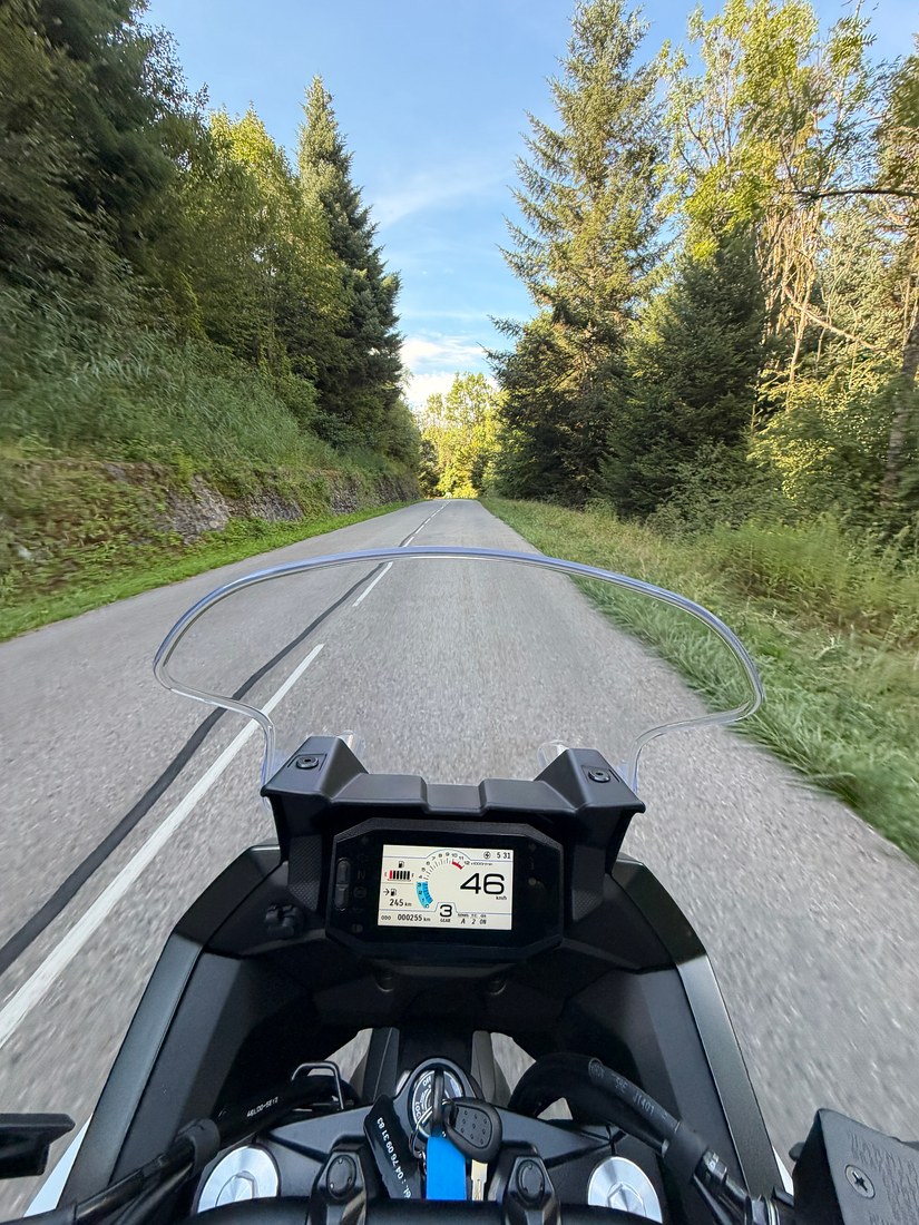 The TFT display stays readable in full sun.