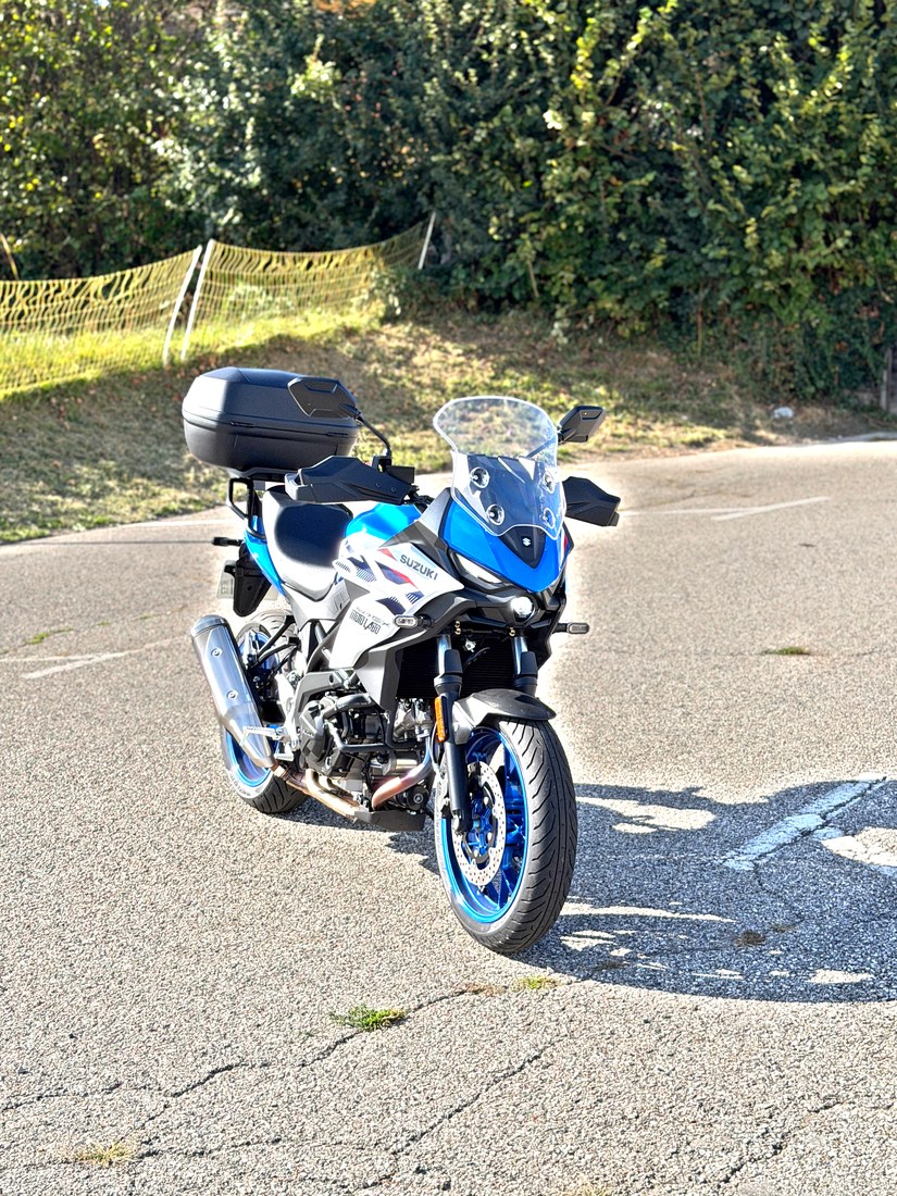 Rear three-quarter: the luggage rack is standard equipment.