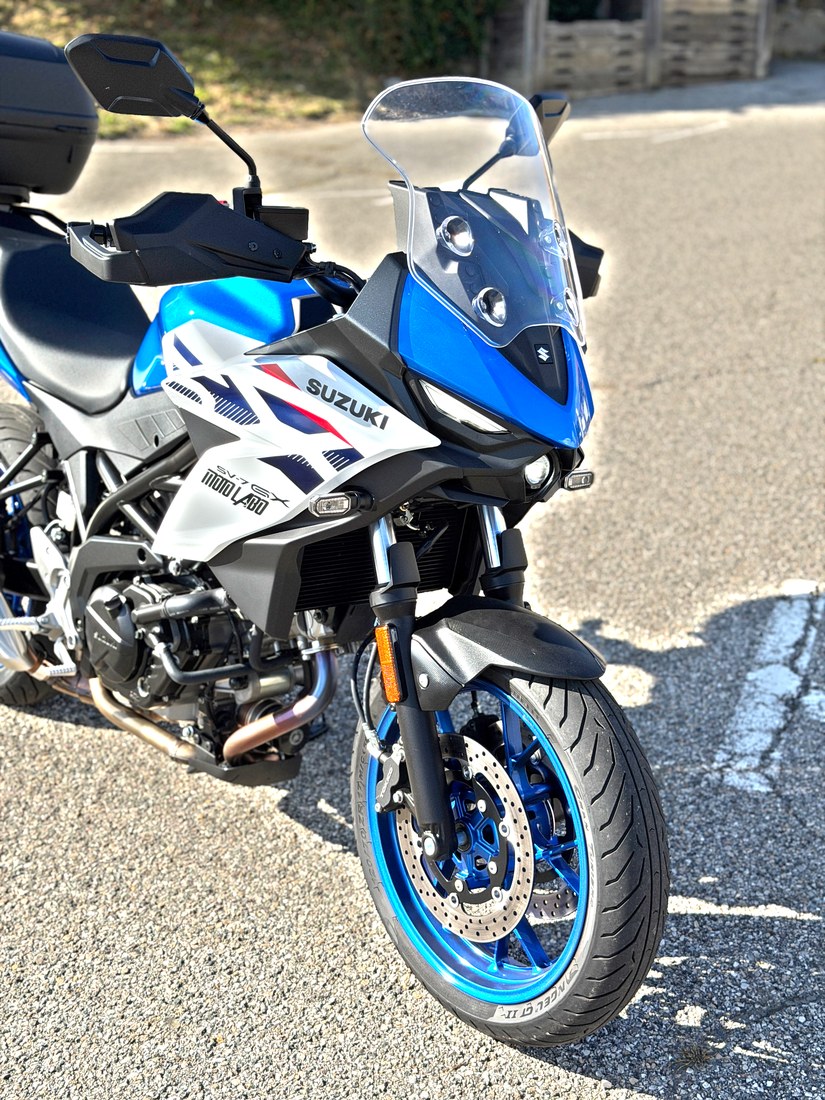 Front three-quarter: 41 mm fork and blue wheels.
