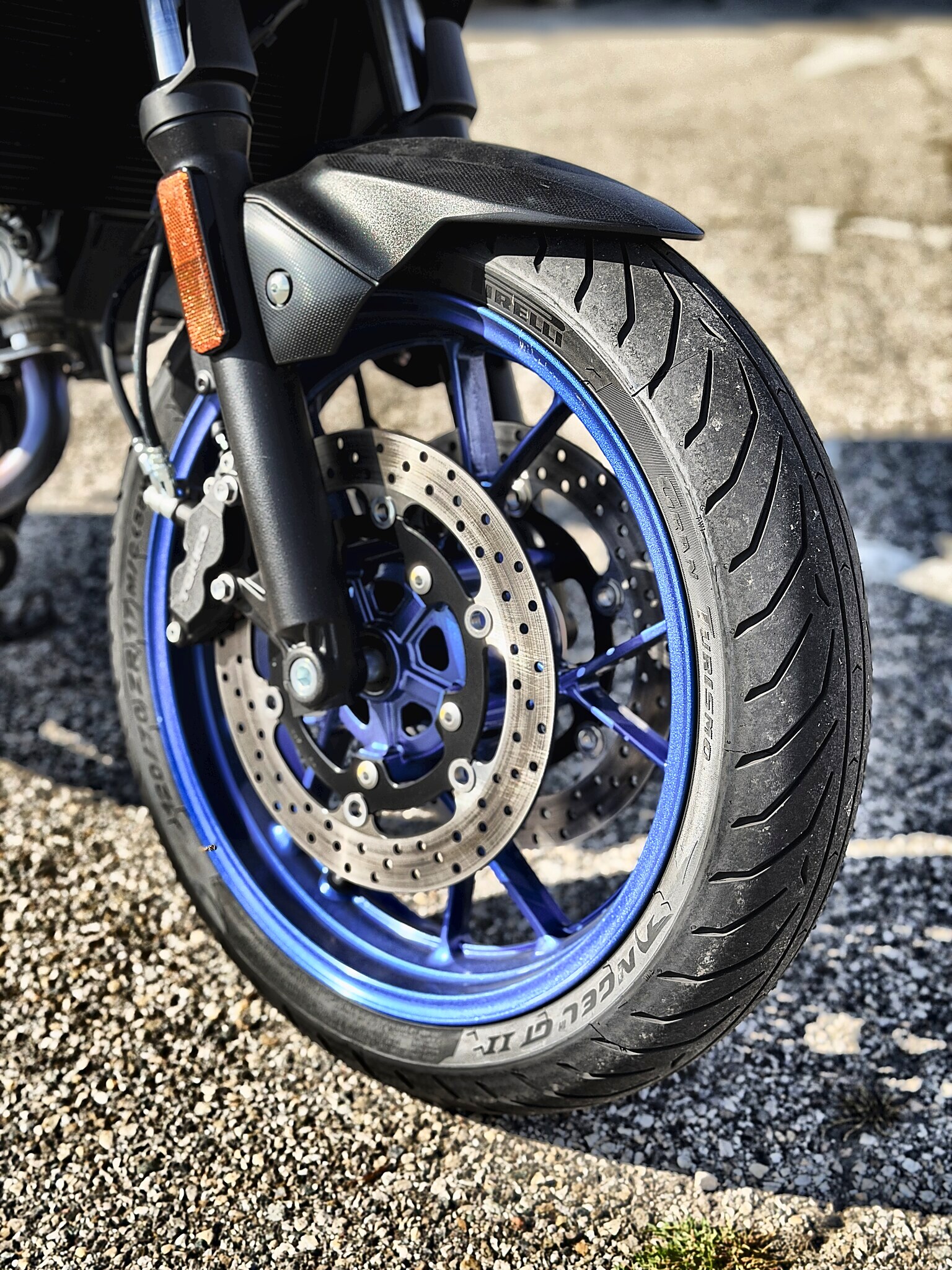 Double disque de 290 mm, étriers quatre pistons, Pirelli Angel GT II.