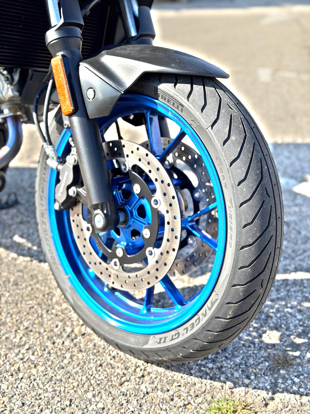 Twin 290 mm discs, four-piston calipers, Pirelli Angel GT II.