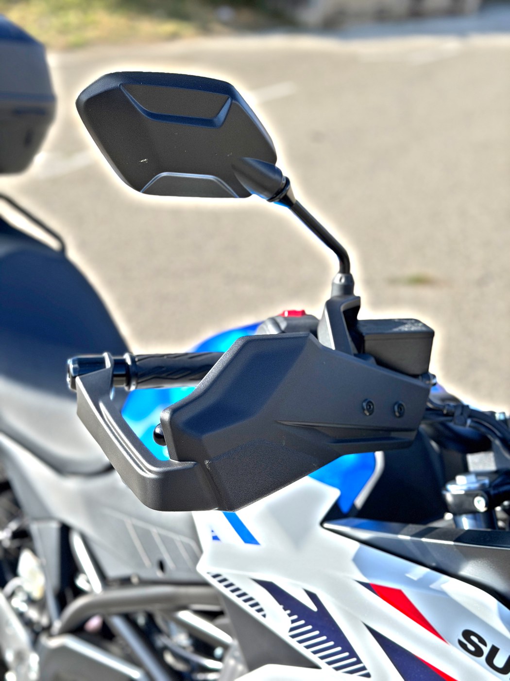 The profiled hand guards, fitted as standard.