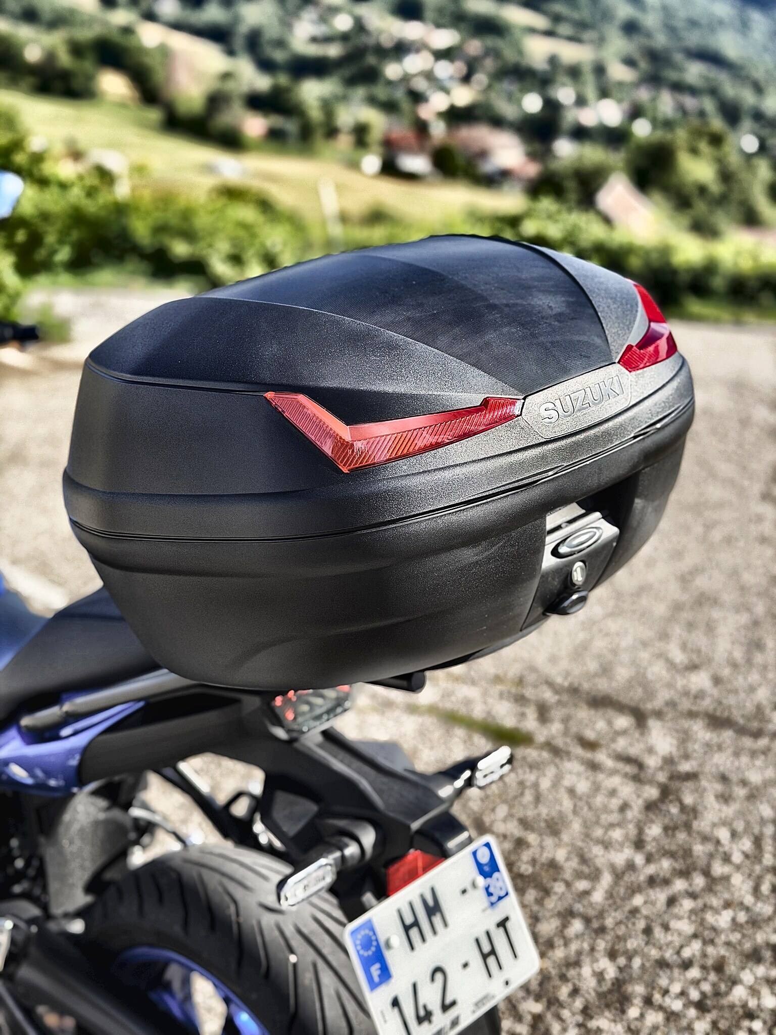 Le coffre de 45 litres avale un casque intégral.
