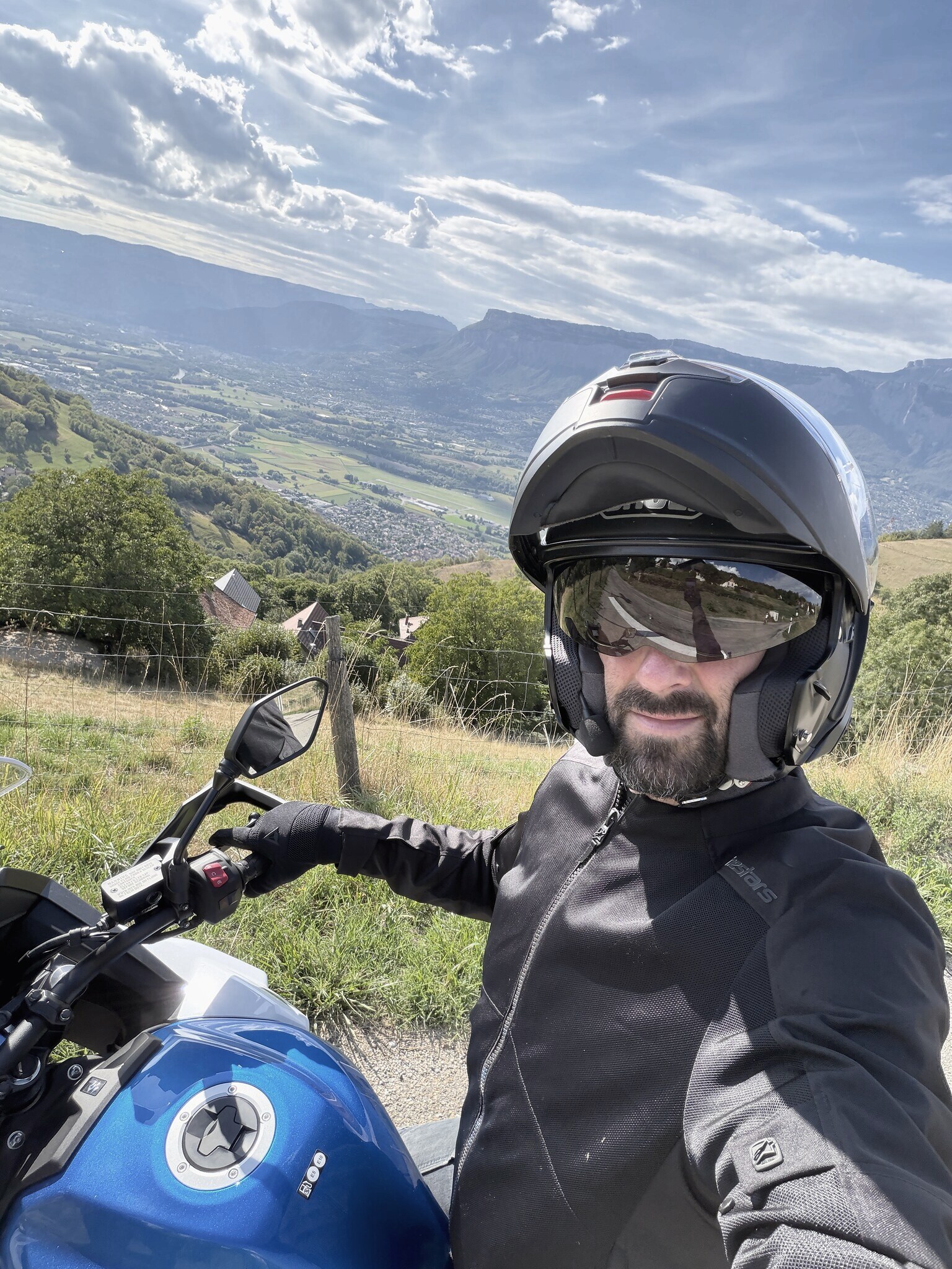 Xavier au guidon sur le balcon de Belledonne : à 1,90 m, parfaitement à l'aise, et le plaisir est là.