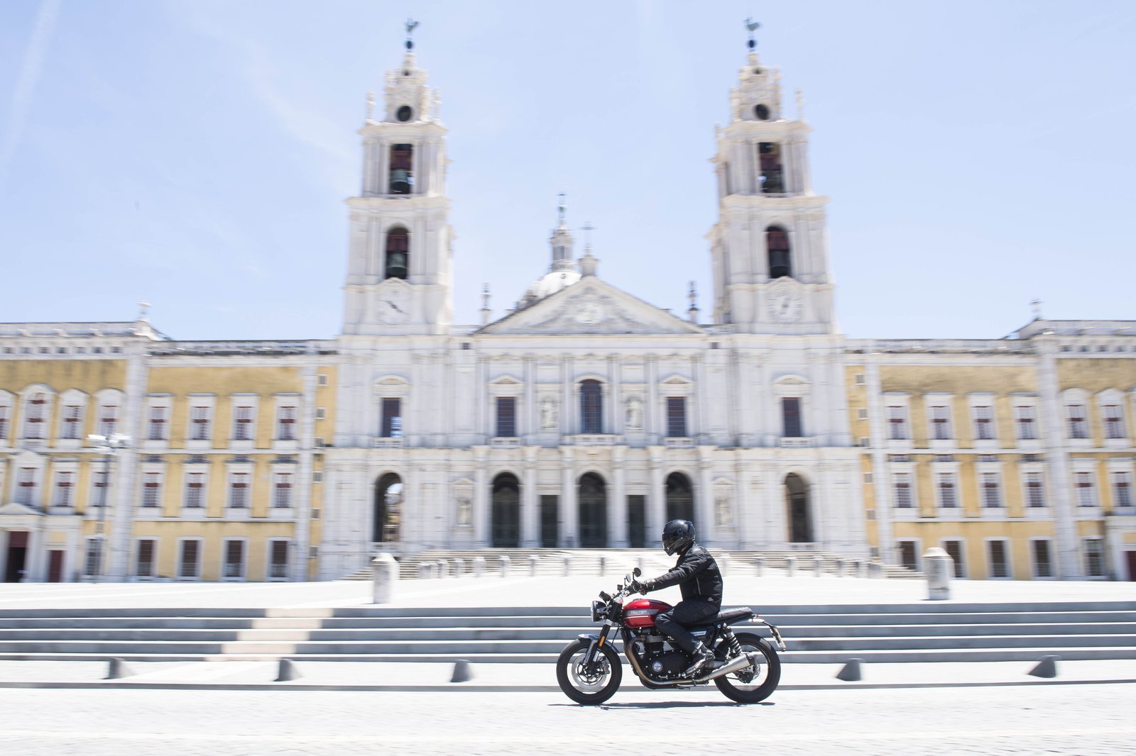 Die Triumph Speed Twin 1200 in Rot und Schwarz.
