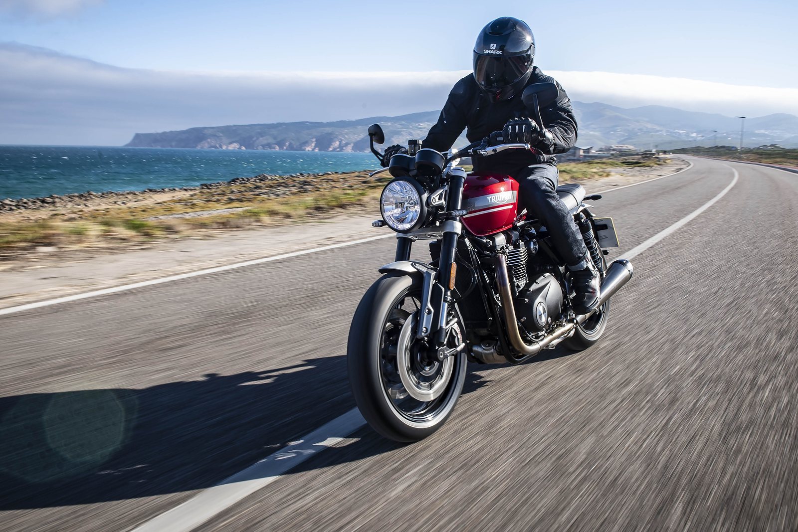 Die Triumph Speed Twin 1200 auf einer Küstenstraße.