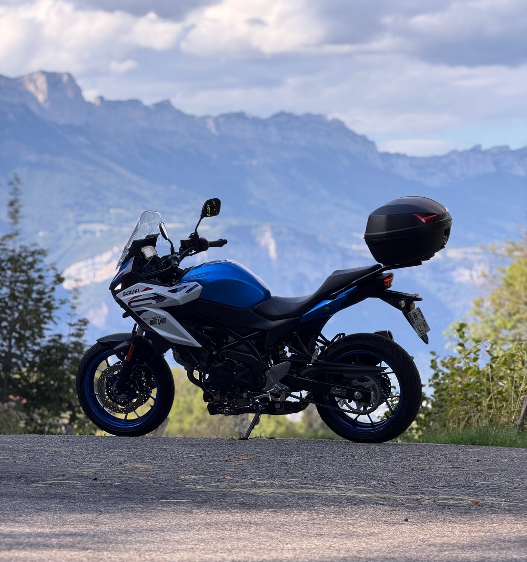 Die Suzuki SV-7GX im Profil, an einem Aussichtspunkt über dem Tal.