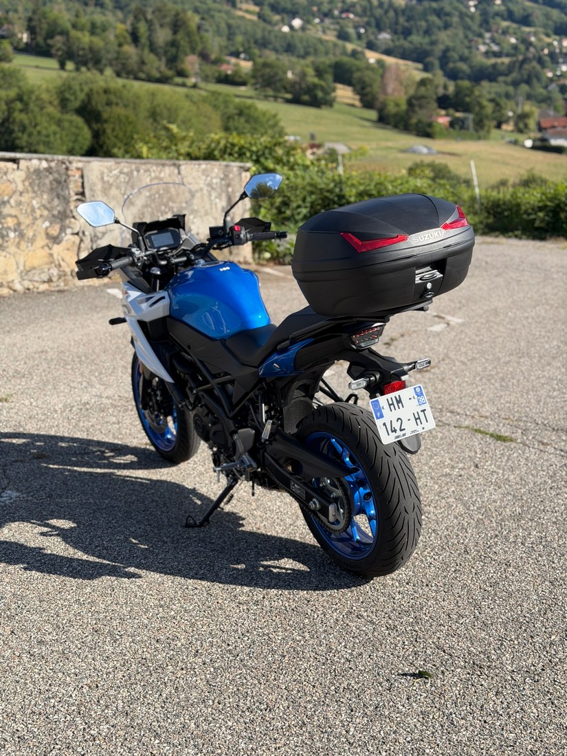 Die Suzuki SV-7GX in der Heckdreiviertelansicht, das Tal darunter.