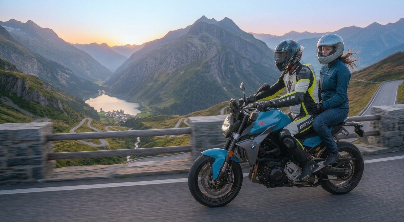 À moto sur les cols de l’Oisans au coucher du soleil, au départ d’Auris-en-Oisans